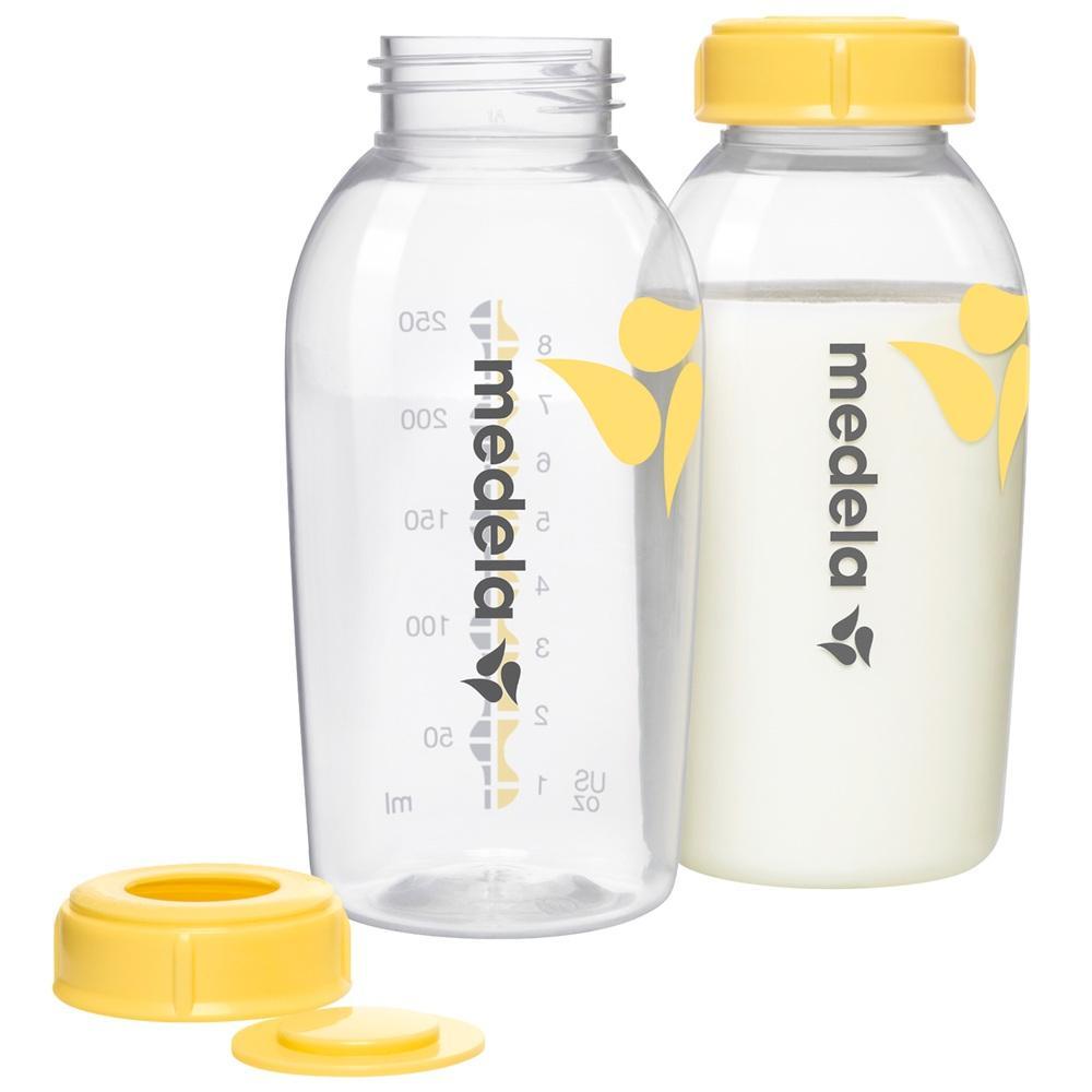 Zwei transparente Flaschen mit gelbem Deckel, eine ist leer, die andere enth&auml;lt Milch.
