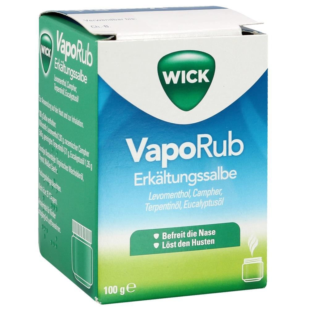 Eine gr&uuml;ne und blaue Verpackung f&uuml;r Erk&auml;ltungssalbe der Marke Wick.