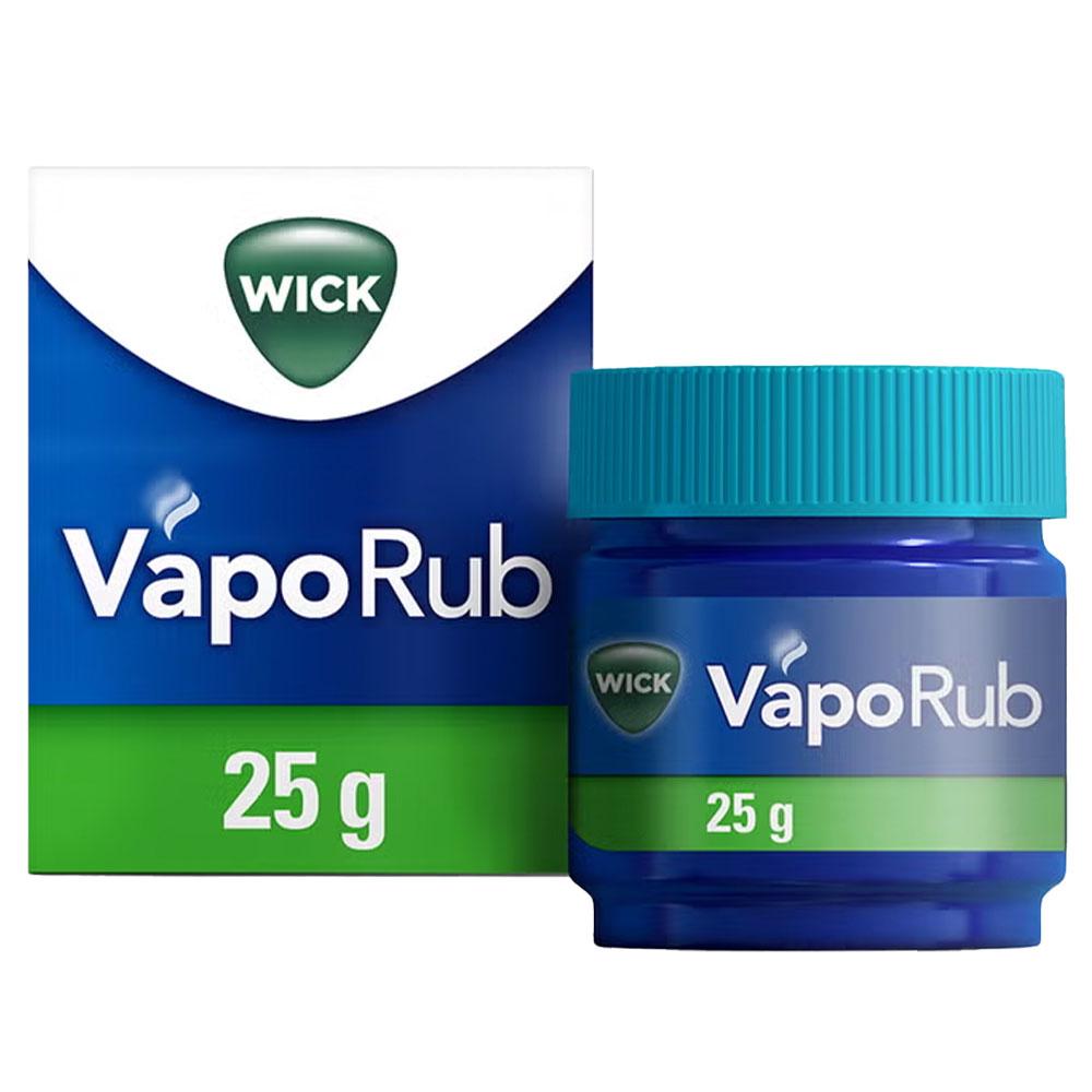 Blaues Glas und Verpackung einer Salbe mit gr&uuml;nem Etikett und der Aufschrift "VapoRub".