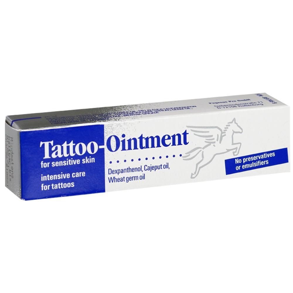 Eine wei&szlig;e Tube mit blauer Aufschrift: Tattoo-Salbe f&uuml;r empfindliche Haut.